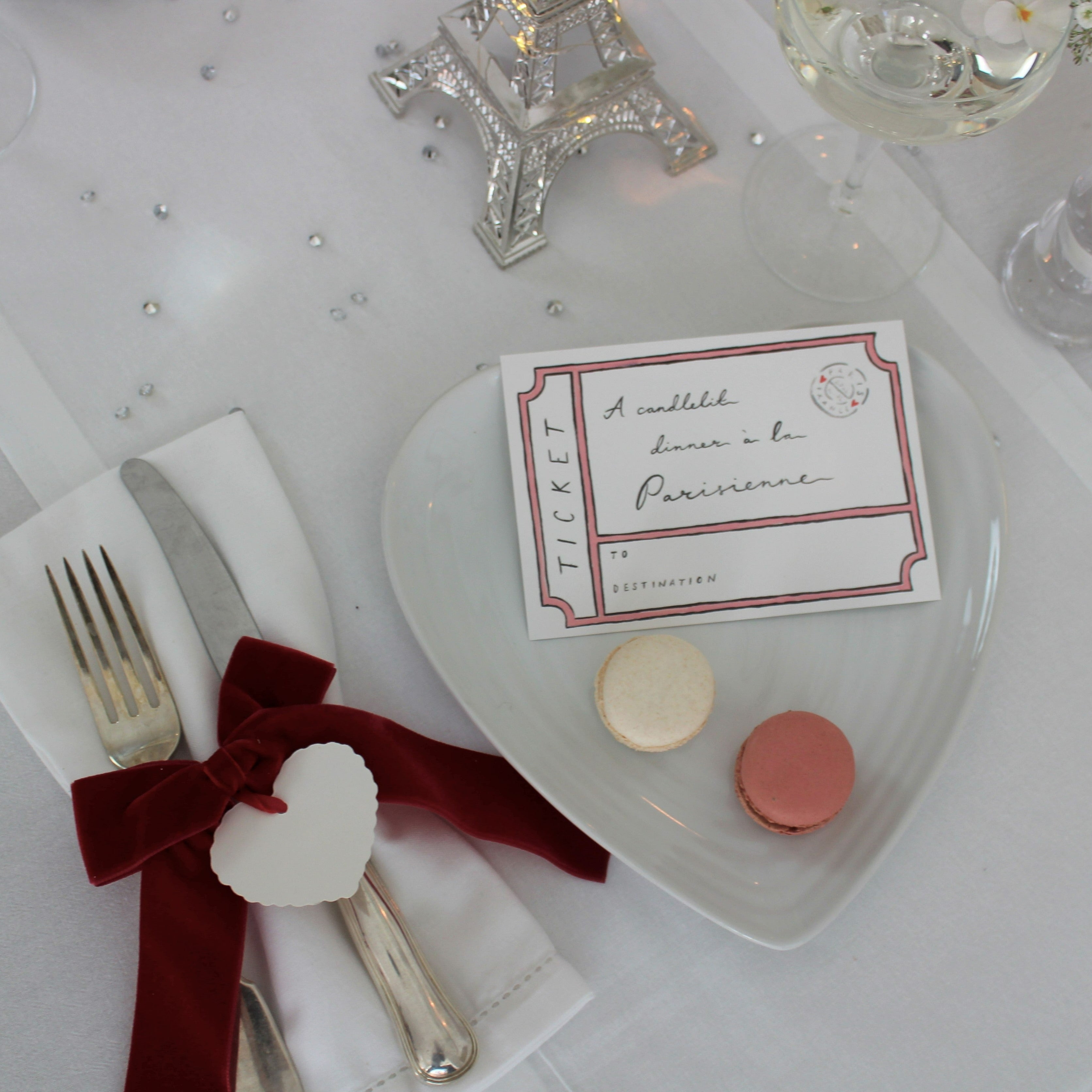 Table in Paris - Valentine's Red