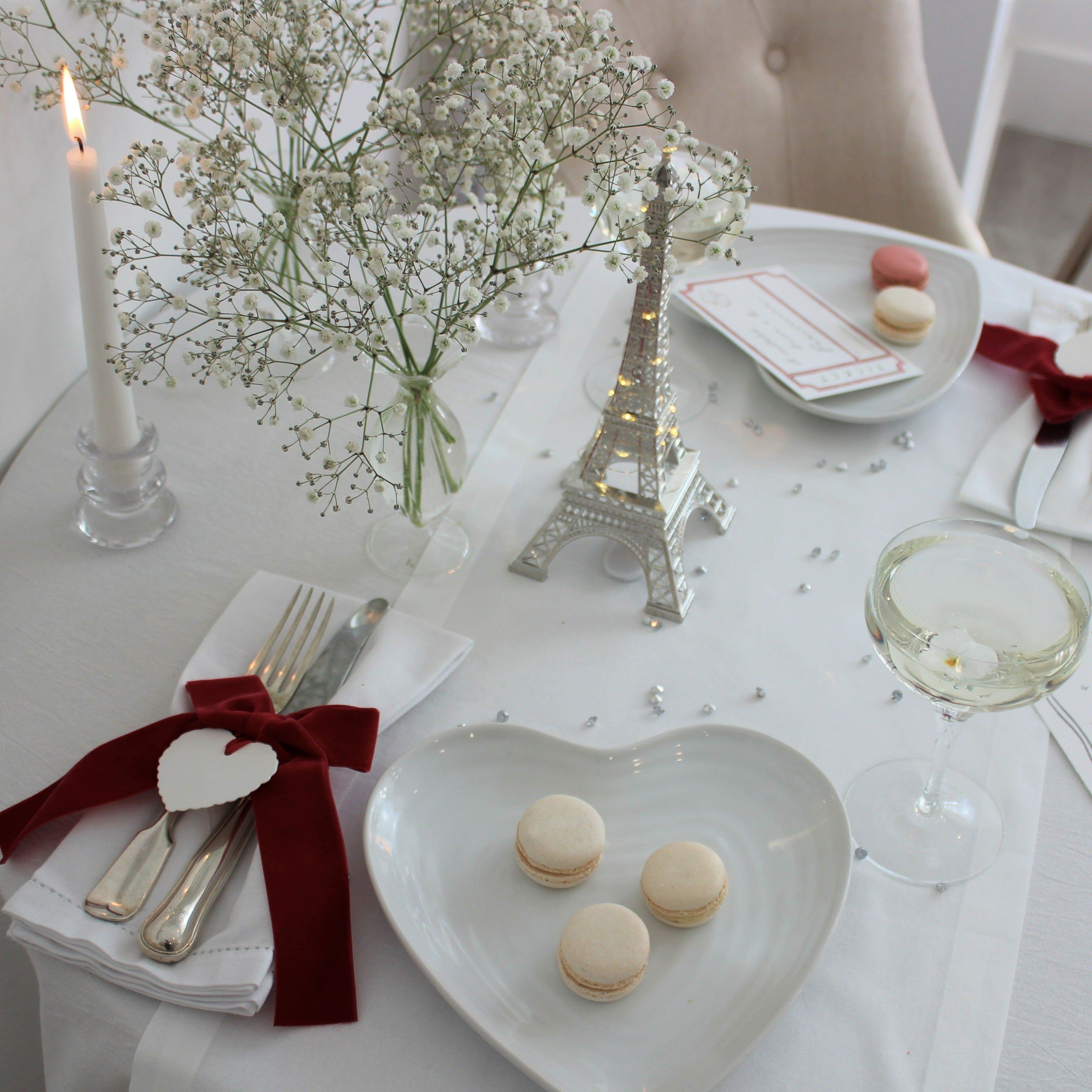 Table in Paris - Valentine's Red